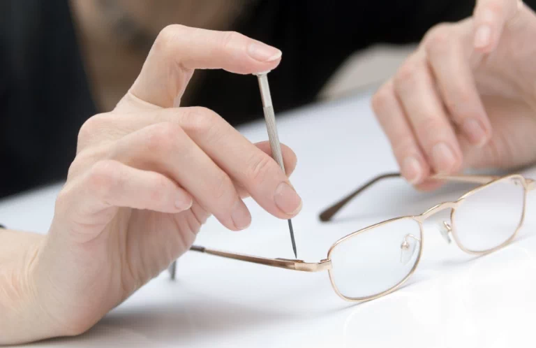 odkręcanie śrubki w okularach